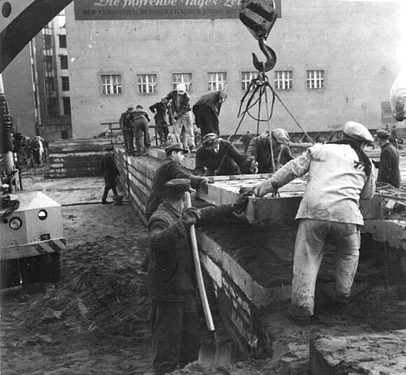 Historisches Foto: In der Nacht vom 3. zum 4. Dezember 1961 wurde begonnen, an weiteren Abschnitten die Staatsgrenze der DDR zu Westberlin zu festigen, Bauarbeiten an der Berliner Mauer.