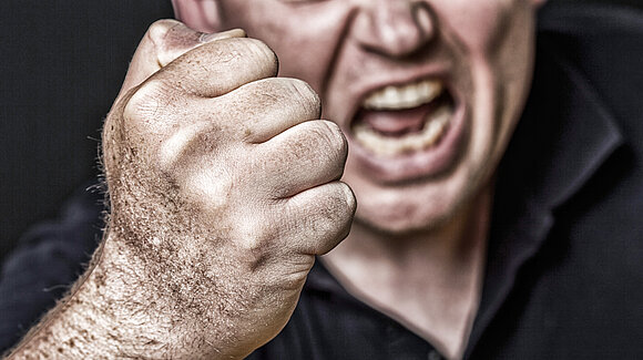 Ein Mann droht mit der vorgereckten rechten Faust Gewalt an. (Symbolbild Gewalt)