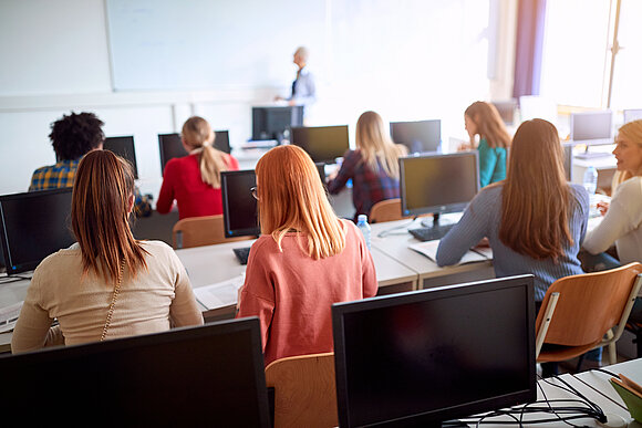© luckybusiness – stock.adobe.com Studierende in einem Seminarraum
