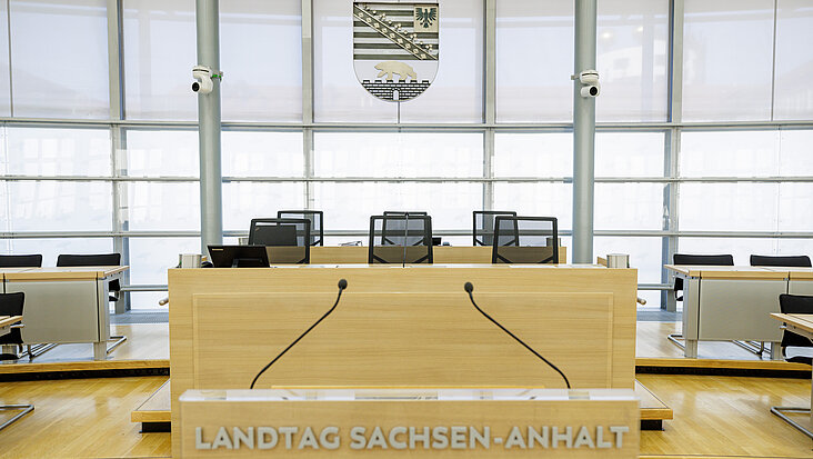 Blick auf das Präsidium im Plenarsaal des Landtags von Sachsen-Anhalt.