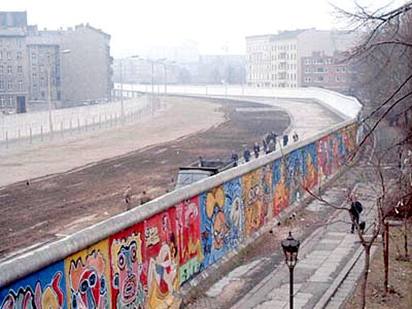 Dieses Bild wurde 1986 am Bethaniendamm in Berlin-Kreuzberg fotografiert. Man sieht eine Grenzstreifen der DDR.