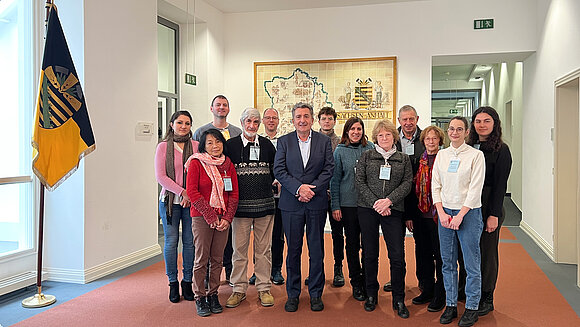 ltlsa/stb Menschen stehen im Landtag für ein Gruppenfoto nebeneinander.