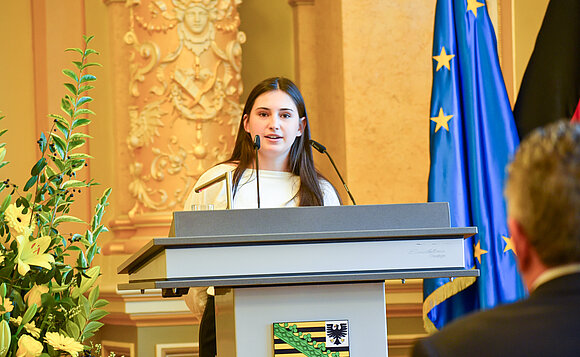 Tessa Seidler, Schülerin aus Magdeburg, nimmt mit ihrer Schulklasse am Demokratieprojekt der Parlamentarischen Vereinigung Sachsen-Anhalt teil.