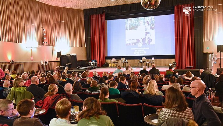 Blick ins vollbesetzte OLi-Kino in Magdeburg.
