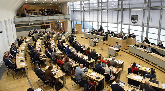 Blick in den Plenarsaal während der Landtagssitzung im März 2026.