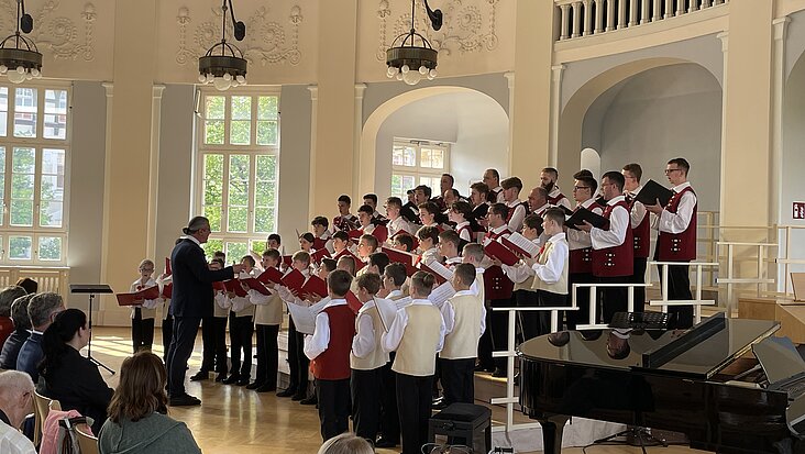 Der Dudaryk-Chor während des Konzerts im Hegel-Gymnasium Magdeburg.