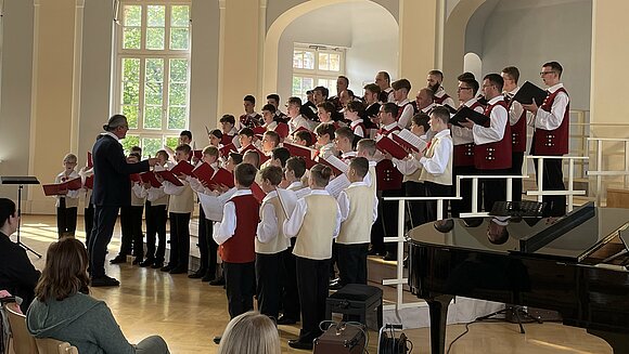 Der Dudaryk-Chor während des Konzerts im Hegel-Gymnasium Magdeburg.