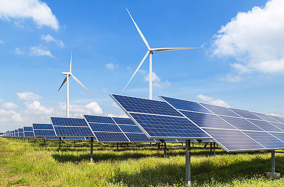 Soonthorn/stock.adobe.com Windräder und Solarpanele auf einem Feld