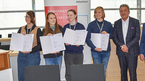 Gruppenbild des Siegers und der Platzierten mit Landtagspräsident Dr. Gunnar Schellenberger.