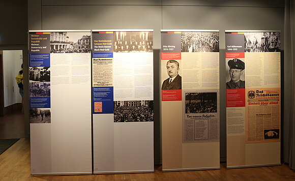 Blick auf Infotafeln einer Ausstellung zum Reichsbanner Schwarz-Rot-Gold.