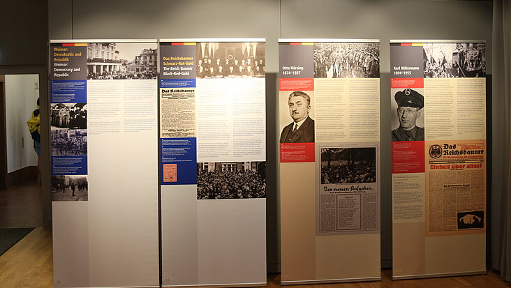 Blick auf Infotafeln einer Ausstellung zum Reichsbanner Schwarz-Rot-Gold.