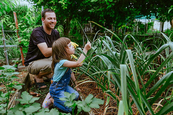 lithiumfoto - stock.adobe.com Vater und Tochter arbeiten zusammen im heimischen Garten.