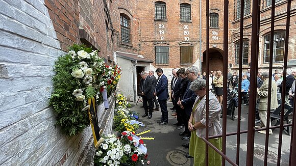 Stilles Gedenken an einem historisch schwer belasteten Ort.