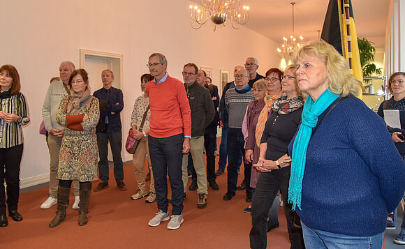 Damen und Herren beim Rundgang durch den Landtag.