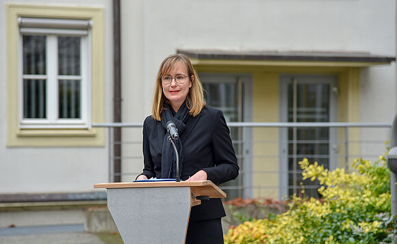 Vorsitzende des Landesfrauenrates steht am Rednerpult im Innenhof des Landtags