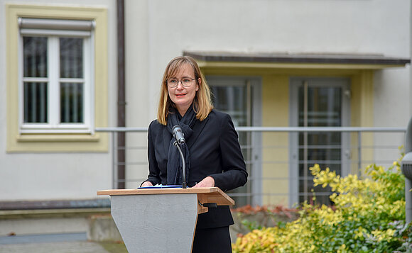 Vorsitzende des Landesfrauenrates steht am Rednerpult im Innenhof des Landtags
