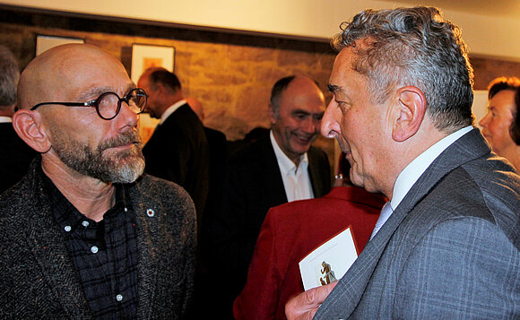 Landtagspräsident Dr. Gunnar Schellenberger im Gespräch mit Künstler Marek Jagusch.