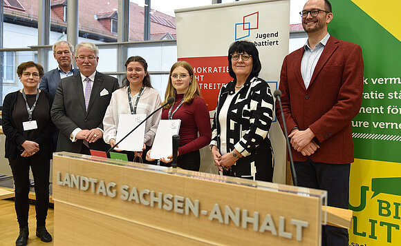 Gruppenfoto der beiden Landessiegerinnen mit Jury-Mitgliedern.