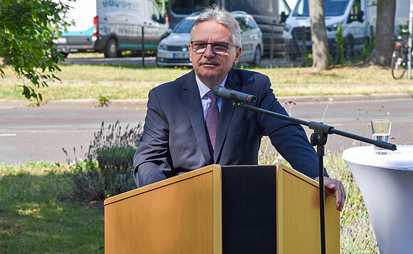 Frank Zimmermann, Staatssekretär im Innenministerium, spricht während der Gedenkveranstaltung.