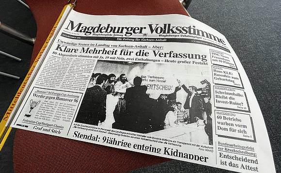 Bericht der Magdeburger Volksstimme zur Abstimmung über die neue Landesverfassung im Jahr 1992.