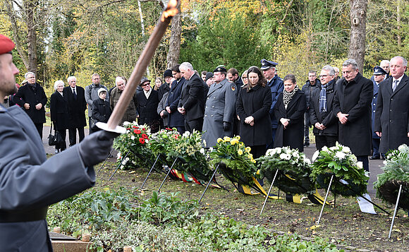 Innehalten nach der Kranzniederlegung auf dem Magdeburger Westfriedhof.