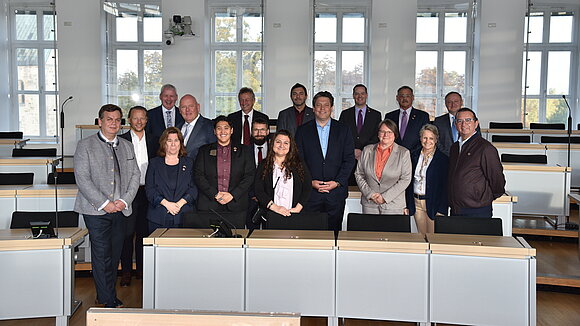 Gruppenbild im Plenarsaal: Die Gäste aus Arizona mit den Mitgliedern des Wissenschaftsausschusses des Landtags.