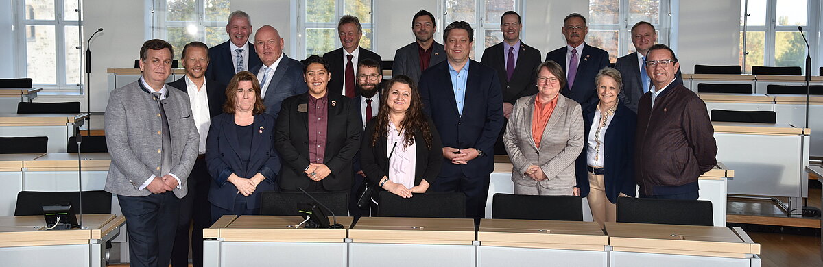 Gruppenbild im Plenarsaal: Die Gäste aus Arizona mit den Mitgliedern des Wissenschaftsausschusses des Landtags.