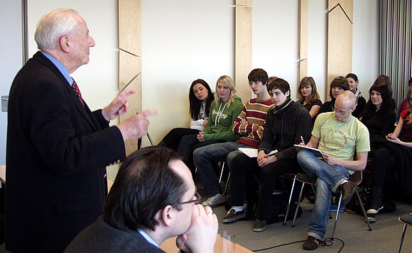 Gabriel Bach sprach im Jahr 2008 auch mit Schülerinnen und Schülern des Norbertusgymnasiums Magdeburg über die Shoa.