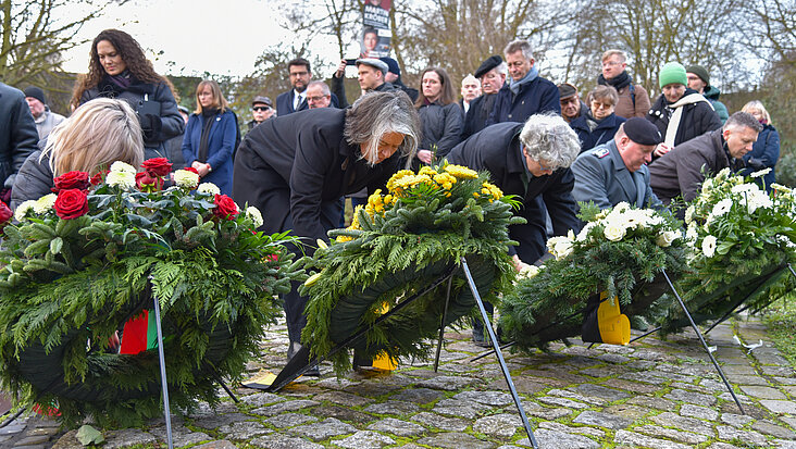 Richten der Kränze am Mahnmal MAGDA in Magdeburg-Rothensee.