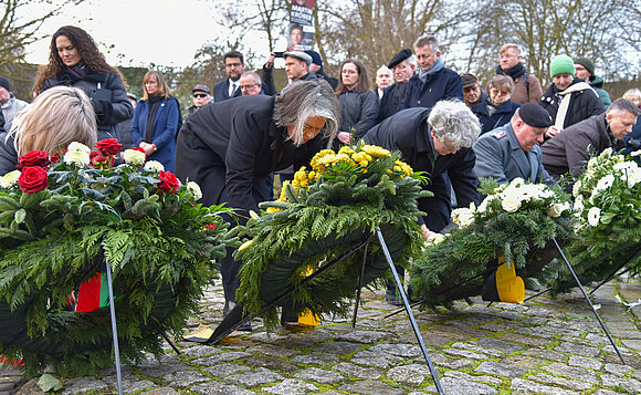 ltlsa/smü Richten der Kränze am Mahnmal MAGDA in Magdeburg-Rothensee.
