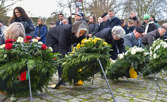 Richten der Kränze am Mahnmal MAGDA in Magdeburg-Rothensee.