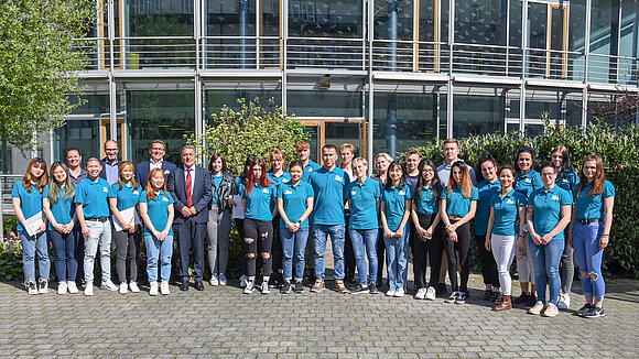 ltlsa/smü Gruppenbild mit Präsident: Die Schülerinnen und Schüler der SKY-Pflegeschule im Innenhof des Landtags von Sachsen-Anhalt.