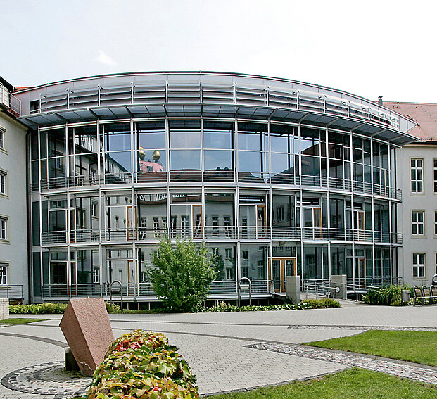 Blick auf den B-Flügel des Landtags von Sachsen-Anhalt mit dem Plenarsaal im zweiten Obergeschoss.
