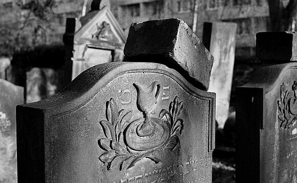 Grabsteine auf dem jüdischen Friedhof in Magdeburg.