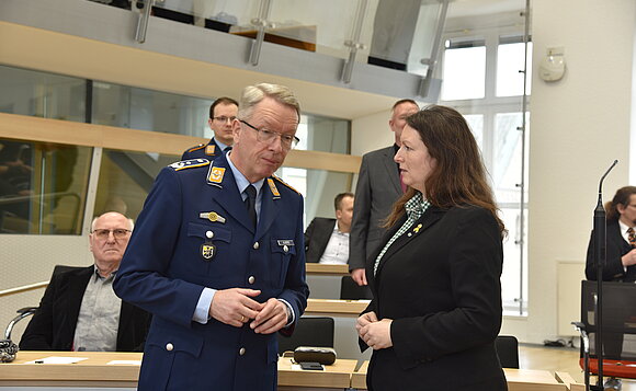 Im Gespräch Oberst Bernd Albers, und Karolin Braunsberger-Reinhold