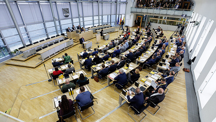 Blick in den vollbesetzten Plenarsaal des Landtags von Sachsen-Anhalt.