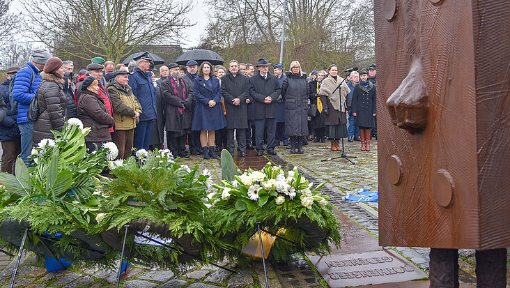 Vertreterinnen und Vertreter aus Politik, Religion und Gesellschaft hatten sich am Mahnmal MAGDA zum Gedenken versammelt.