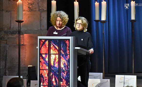 „64 Sekunden veränderten das ganze Leben“, sagte Annekathrin Hollburg, die mit ihrem Mann auf dem Weihnachtsmarkt war und vom Attentäter verletzt wurde. Es gebe nun ein Leben vor dem Terrorakt und eines danach.