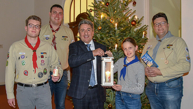 Pfadfinder bringen das Friedenslicht aus Bethlehem in den Landtag von Sachsen-Anhalt, Gruppenbild mit Landtagspräsident Dr. Gunnar Schellenberger.