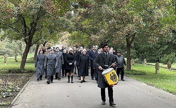 Der Trauermarsch am Volkstrauertag auf dem Weg zur Stelle der Kranzniederlegung auf Magdeburger Westfriedhof.