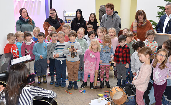 Singende Kita-Kinder im Foyer des Landtags.