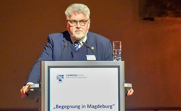 Minister Prof. Dr. Armin Willingmann am Rednerpult in der Johanniskirche Magdeburg.
