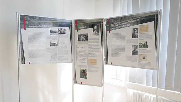 Drei Plakate einer Ausstellung