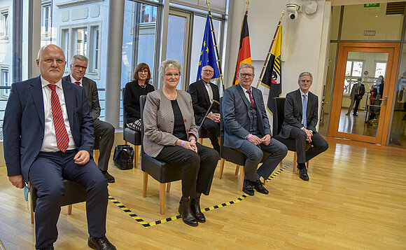 Landesverfassungsrichter sitzend im Plenarsaal