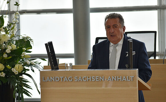 Landtagspräsident Dr. Gunnar Schellenberger sprach am Rednerpult das traditionelle Totengedenken.