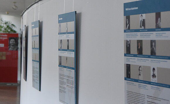 Schautafeln an der Wand