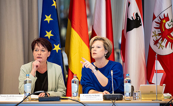 In der Sitzung: Sonja Ledl-Rossmann, Präsidentin des Tiroler Landtags, und Cornelia Seibeld, Präsidentin des Abgeordnetenhauses Berlin, leiteten die Europa-LPK.
