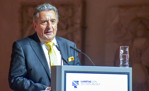 Landtagspräsident Dr. Gunnar Schellenberger am Rednerpult in der Johanniskirche Magdeburg.