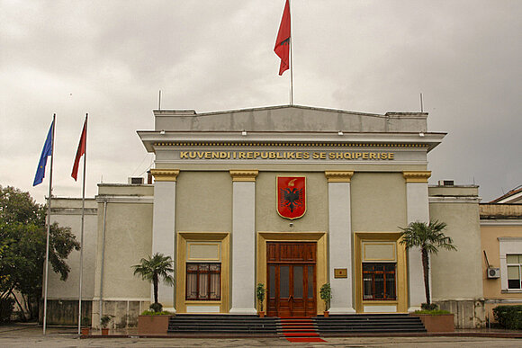 Blick auf das Parlamentsgebäude in Tirana.