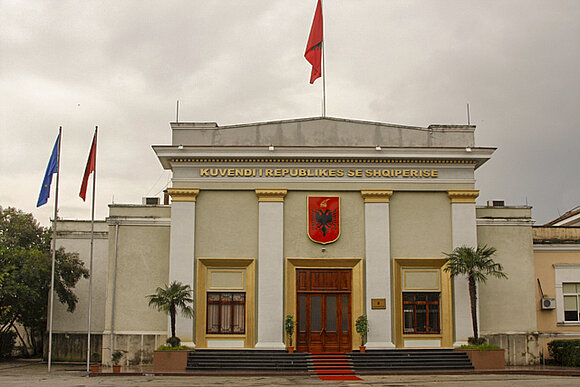 Kris Hodaj Blick auf das Parlamentsgebäude in Tirana.